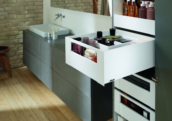 Внутренний ящик LEGRABOX pure TIP-ON BLUMOTION (высота C 177, глубина 300 мм, до 20 кг), белый шелк